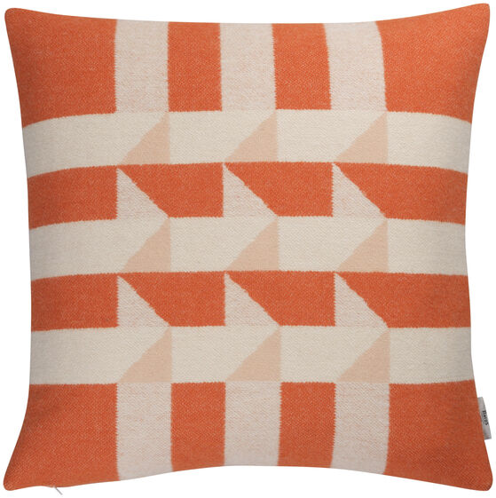 Quadratisches Kissen namens 'KVAM' mit geometrischem Muster in Orange, Weiß und Beige.