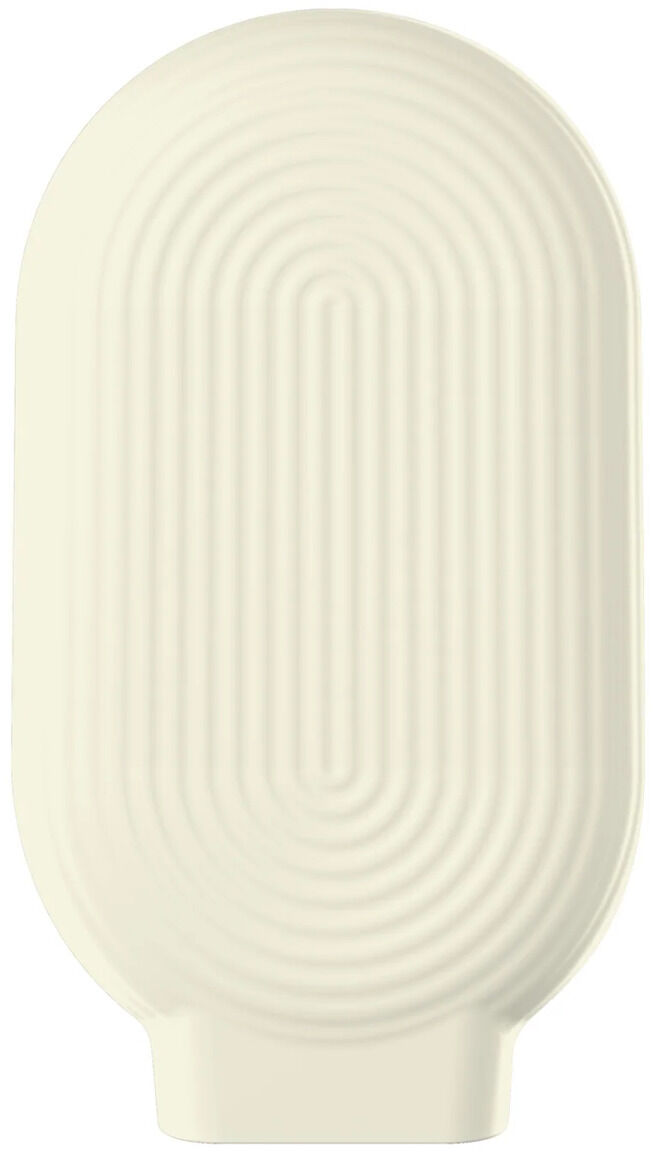 Die Abbildung zeigt die VAERM elektrische Wärmflasche Silk Cremeweiß aus Silikon im Soft-Touch-Design. Sie ist länglich-oval mit abgerundeten Ecken und feinen, konzentrischen, eingeprägten Linien auf der Oberfläche. Die Farbgebung ist einheitlich cremeweiß.