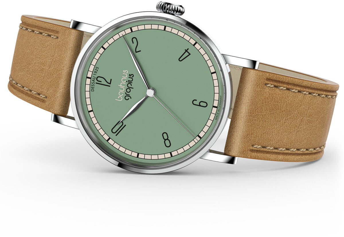 ZEIT-Sonderedition Uhr »Frauen am Bauhaus« Mint von Walter Gropius: Runde Armbanduhr mit mintgrünem Zifferblatt, hellbraunem Lederarmband mit hellen Nähten, silberfarbenem Edelstahlgehäuse und minimalistischer Bauhaus-Ästhetik. Designeraufschrift und klare Linien sichtbar.