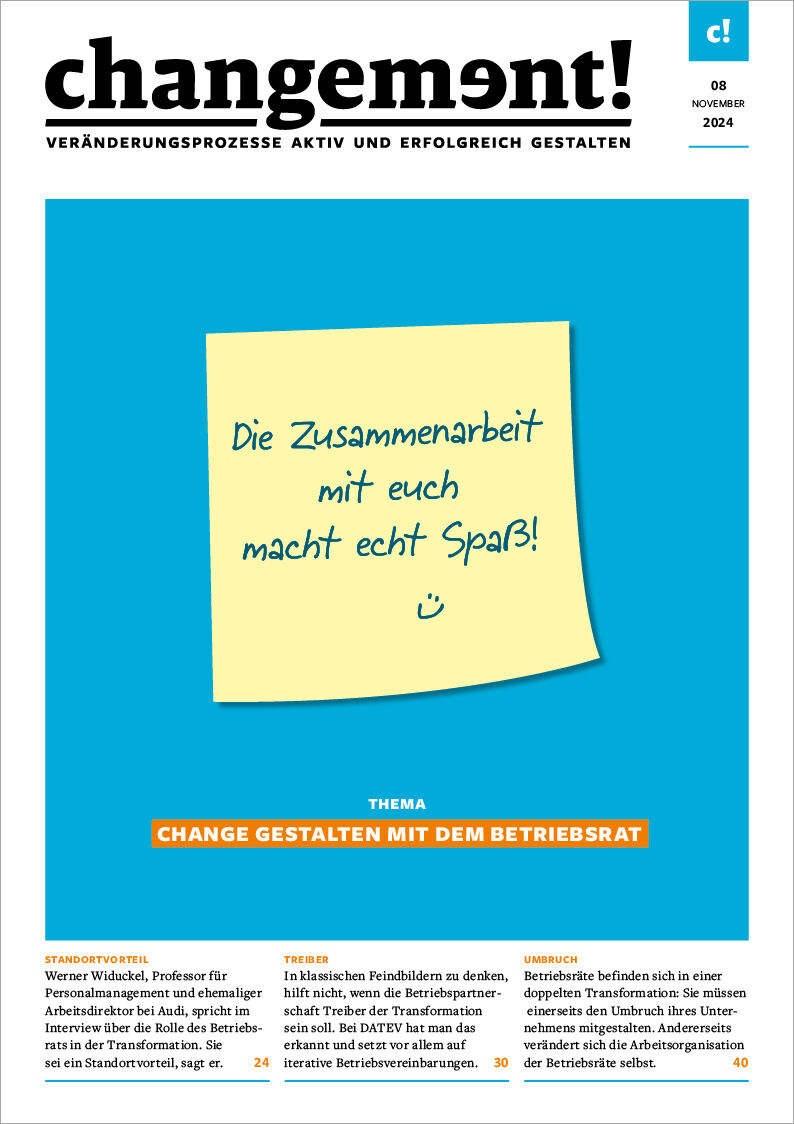 Ein Cover eines Magazins mit dem Titel 'changement Ausgabe 08/2024'. Auf einem blauen Hintergrund steht eine gelbe Haftnotiz mit der Aufschrift 'Die Zusammenarbeit mit euch macht echt Spaß!'. Oben ist ein weißer Bereich mit dem Magazintitel, Datum und Herausgeberinformationen. Unten gibt es Textblöcke mit weiteren Informationen.