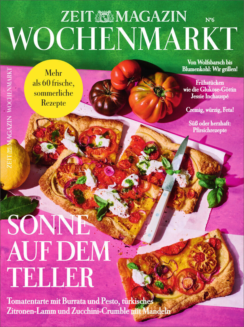 Cover des ZEITmagazin WOCHENMARKT 6/24 mit dem Titel 'Sonne auf dem Teller' und einer Auswahl an sommerlichen Gerichten, darunter Tomaten-Burrata-Pizza und Zucchini-Crumble. Das Cover enthält bunte Bilder von frischen Zutaten und fertigen Speisen auf einem leuchtend grünen Hintergrund.