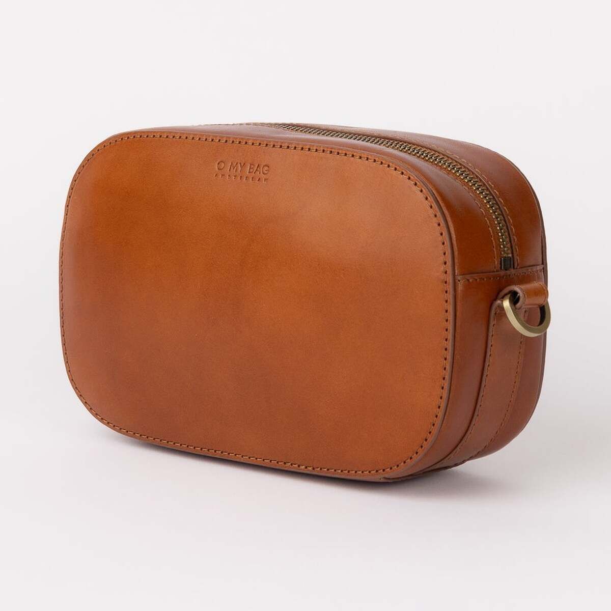 Die Abbildung zeigt eine elegante Umhängetasche aus braunem Leder, Modell 'Maya', mit schlichter rechteckiger Form und einem dezenten Reißverschluss. Die Tasche steht aufrecht vor hellem Hintergrund und wirkt hochwertig und zeitlos. Ideal für Alltag und besondere Anlässe.