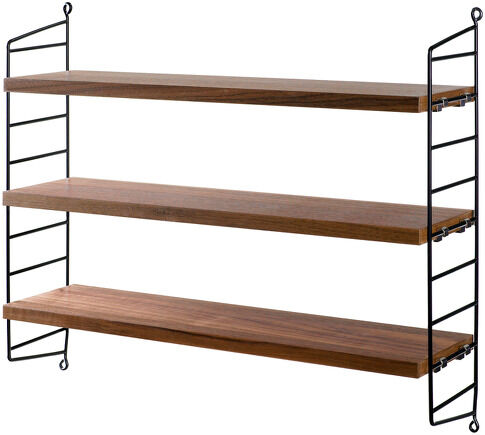 Ein String Pocket Regal mit drei Regalböden aus Holz und seitlichen Metallstreben in Schwarz. Das minimalistische Design eignet sich perfekt für moderne und skandinavisch inspirierte Innenräume.