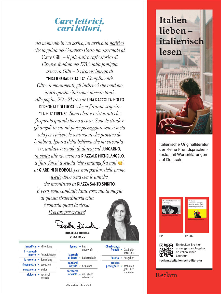 Magazinseite aus Adesso 13/2026: Links ein italienischer Abschiedsbrief von Rosella Della Monica mit kleinem Porträt und Vokabellisten. Rechts rote Reclam-Anzeige für „Italien lieben – italienisch lesen“ mit lesender Frau am Fenster, zwei Buchcovern und QR-Code.
