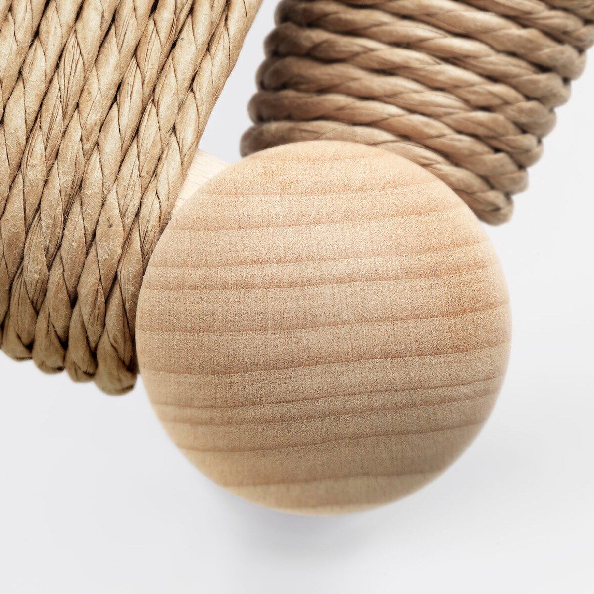 Nahaufnahme des Wishbone Chair »CH24« von Carl Hansen & Søn mit detailreich geflochtenem Sitz aus Naturseil und Holzstruktur.