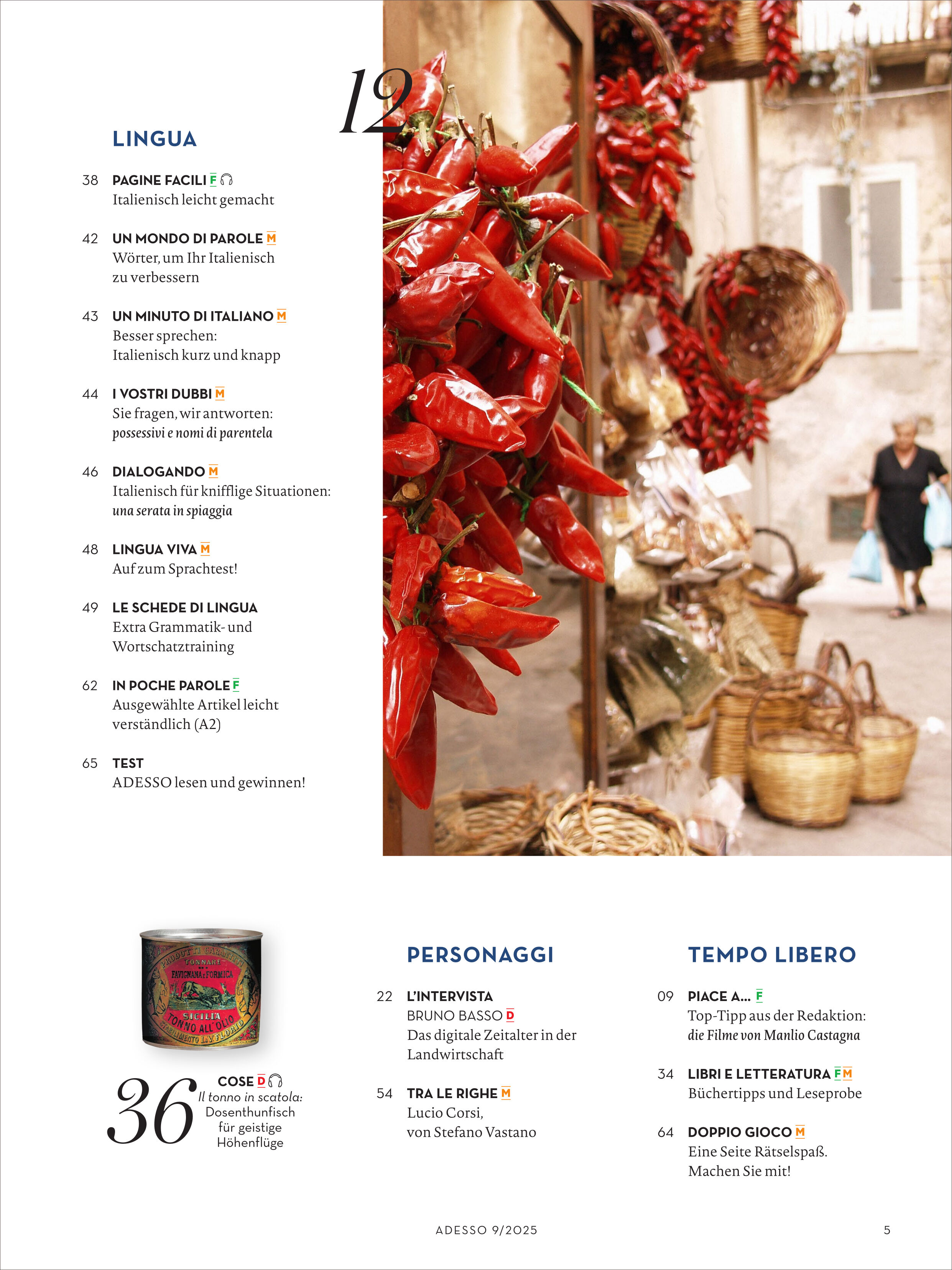 Das Cover des Magazins 'Adesso 9/2025' zeigt eine italienische Straßenszene mit aufgehängten leuchtend roten Paprikaschoten, traditionellen Körben und mediterraner Dekoration vor sandfarbenen Gebäuden. Daneben befindet sich das Inhaltsverzeichnis des Magazins.