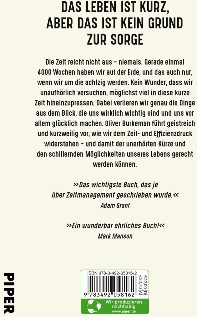 Buchrückseite von '4000 Wochen' von Oliver Burkeman, veröffentlicht vom Piper Verlag. Der Klappentext thematisiert die Knappheit der menschlichen Lebenszeit und die Wichtigkeit, diese bewusst zu nutzen, anstatt ständig produktiver sein zu wollen. Zitate von Adam Grant und Mark Manson loben das Buch.