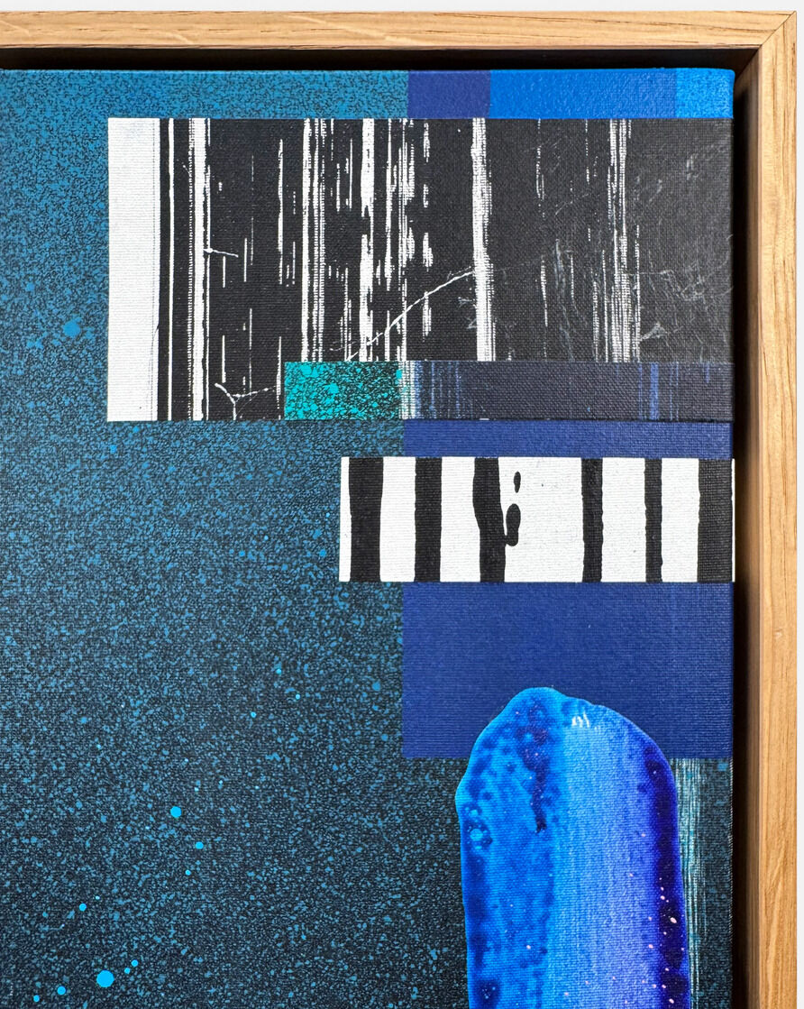 Das Unikat »Gratitude – No.10« (2025) von Daniel Lisson zeigt eine moderne Collage mit intensiven Blau-, Schwarz-, Weiß- und Türkistönen. Der Siebdruck auf strukturiertem Baumwollgewebe ist in einem Rahmen aus geölter Eiche gefasst und wirkt abstrakt, dynamisch und vielschichtig.