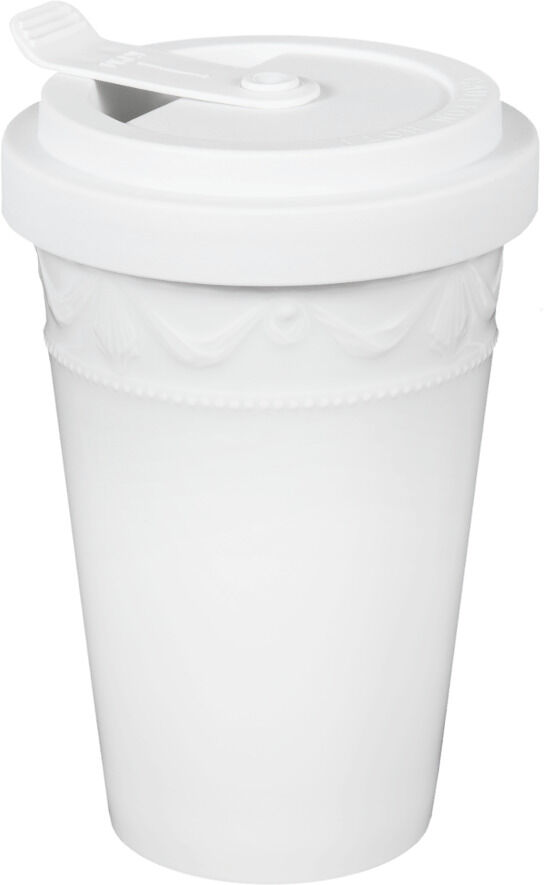 Ein weißer Porzellan-To-Go-Becher der Marke Kurland KPM mit einem abnehmbaren Deckel. Der Becher zeigt ein elegantes Design mit feinen Verzierungen unterhalb des Randes.
