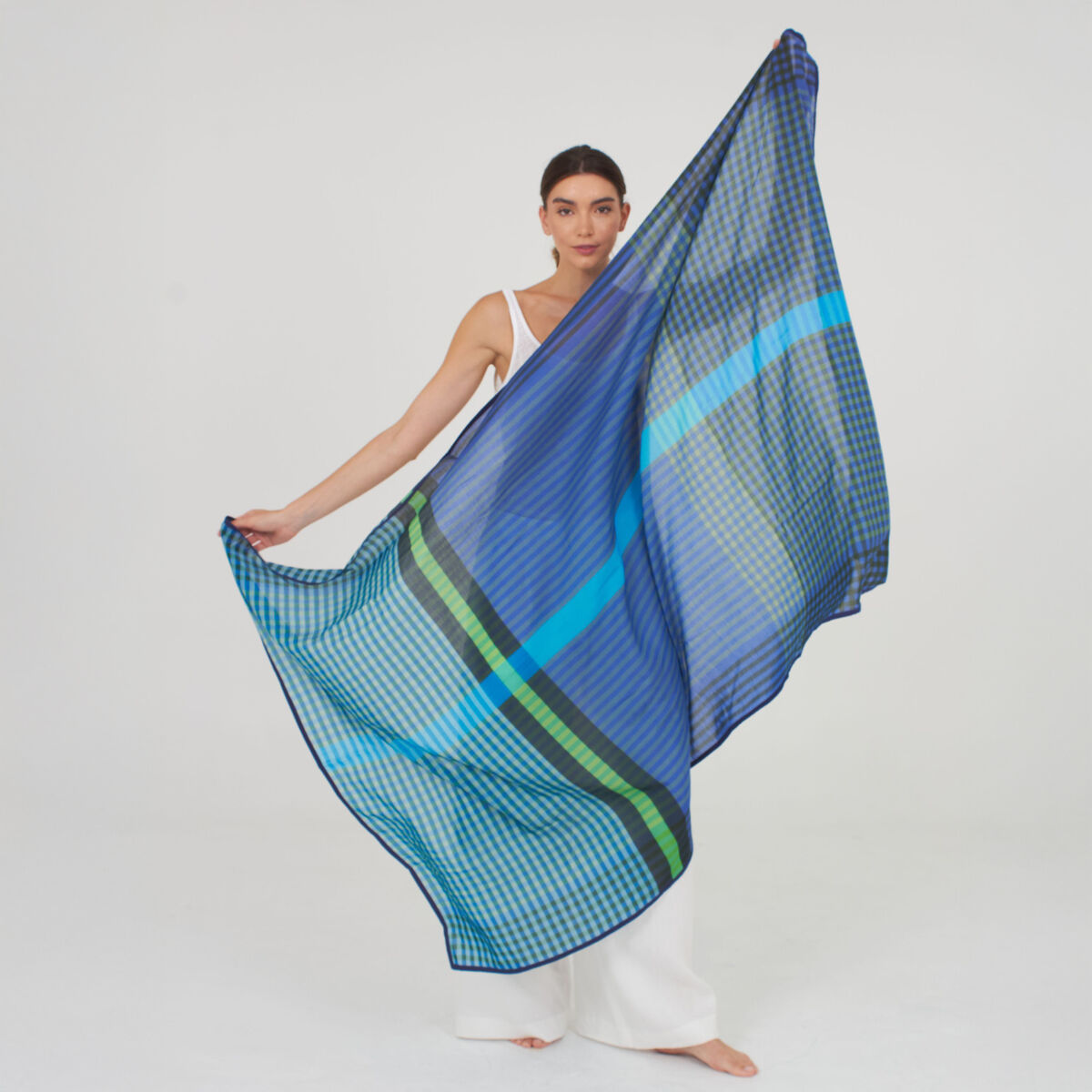 Großer, rechteckiger Schal aus feinem, leicht transparentem Stoff in verschiedenen Blautönen, sanft verlaufend, mit cremeweißen Partien. Weiche, fließende Optik, dezenter Glanz durch Seidenanteil. Sauber paspelierte Kanten, kein Muster, schlicht und elegant arrangiert.