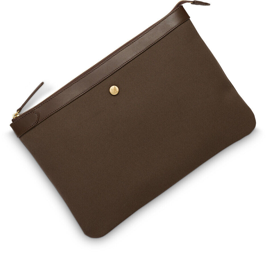 Große braune Ledertasche mit Reißverschluss und goldenem Knopf, minimalistischem Design und flachem Profil.