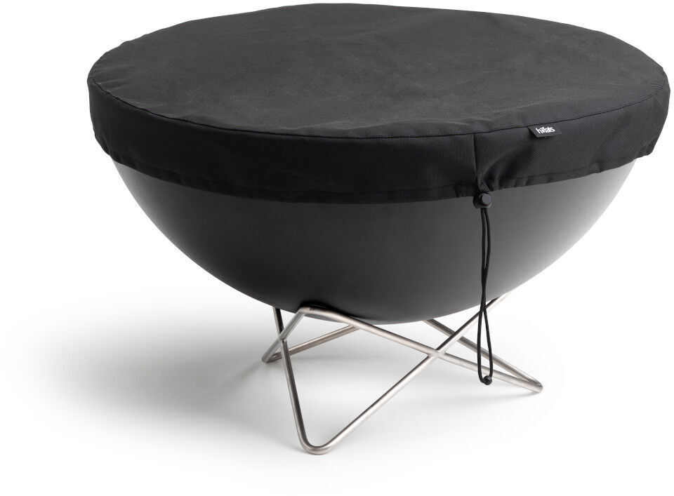 Eine schwarze Abdeckhaube für eine runde Feuerschale, die auf einem silbernen Metallgestell steht. Die Haube ist wetterfest und bietet Schutz vor Regen und Schmutz.