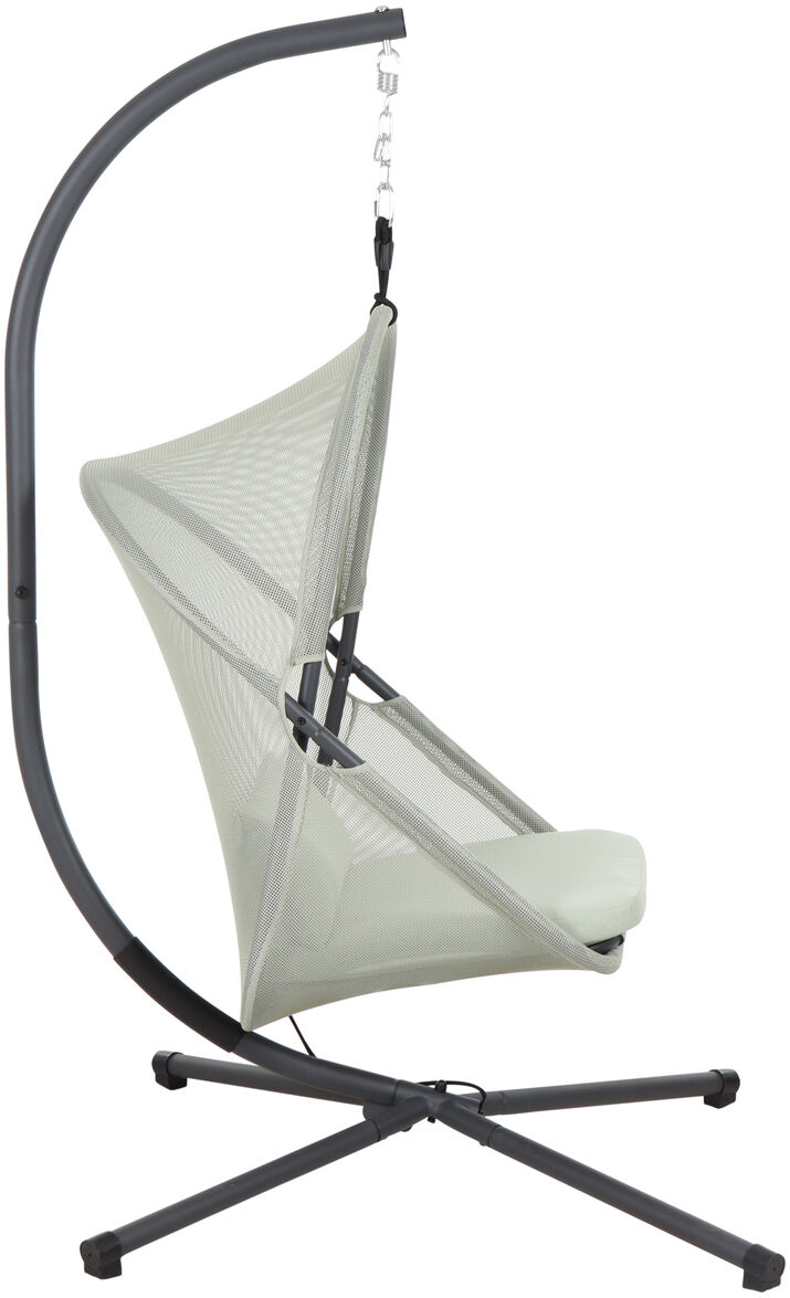 Der Hängesessel »Yobaya« von Sienagarden ist auf einem stabilen, pulverbeschichteten Stahlgestell in Schwarz montiert. Der Sitzkorb besteht aus einem hellgrünen, luftigen Polyester Air Mesh Gewebe und besitzt ein modernes, faltbares Design. Die Rückenlehne ist hoch, die Form geometrisch und minimalistisch.