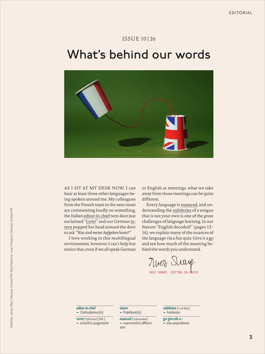 Seite aus dem Spotlight Magazin 10/2026 mit Editorial. Oben ein Bild: zwei Bechertelefonbecher mit französischer und britischer Flagge verbunden mit rotem Faden, auf grünem Hintergrund. Überschrift: "What’s behind our words". Darunter ein einleitender Text zur Ausgabe.