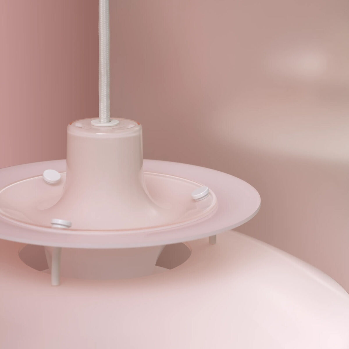 Detailaufnahme der Hängeleuchte »PH 5 320« von Louis Poulsen in opal pale rose: Mehrschichtige, glänzende Opalschirme mit weißem Textilkabel, dezentes, zeitloses Design, glänzend beschichtetes Polymer, weiche Pastellfarben, hochwertige Verarbeitung.