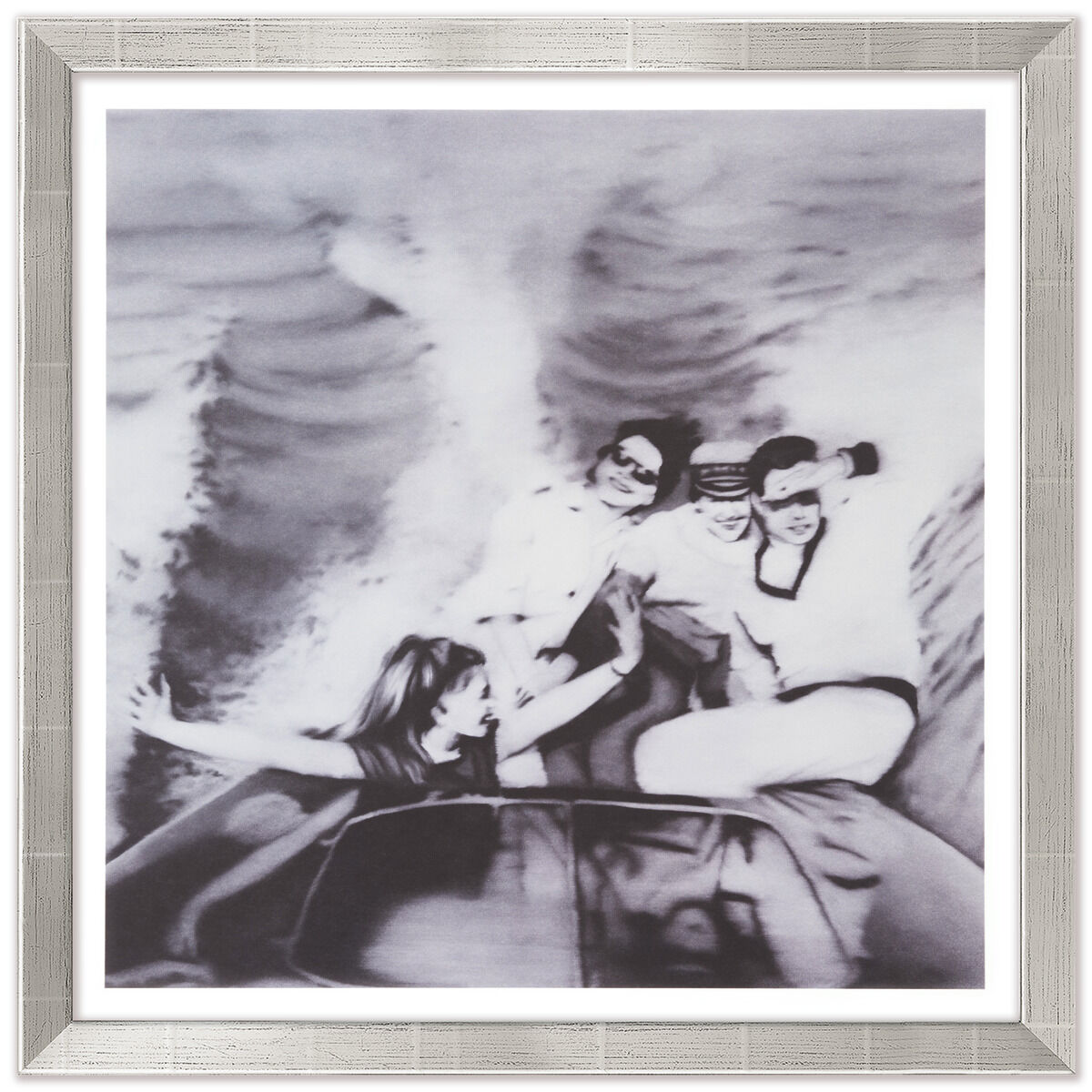 Schwarz-weißes Gemälde von Gerhard Richter mit dem Titel »Motorboot«, das mehrere Personen auf einem Schnellboot zeigt, gefangen in einer dynamischen Haltung, während das Wasser um sie herum in Bewegung zu sein scheint. Der Rahmen ist dezent und hell gehalten.