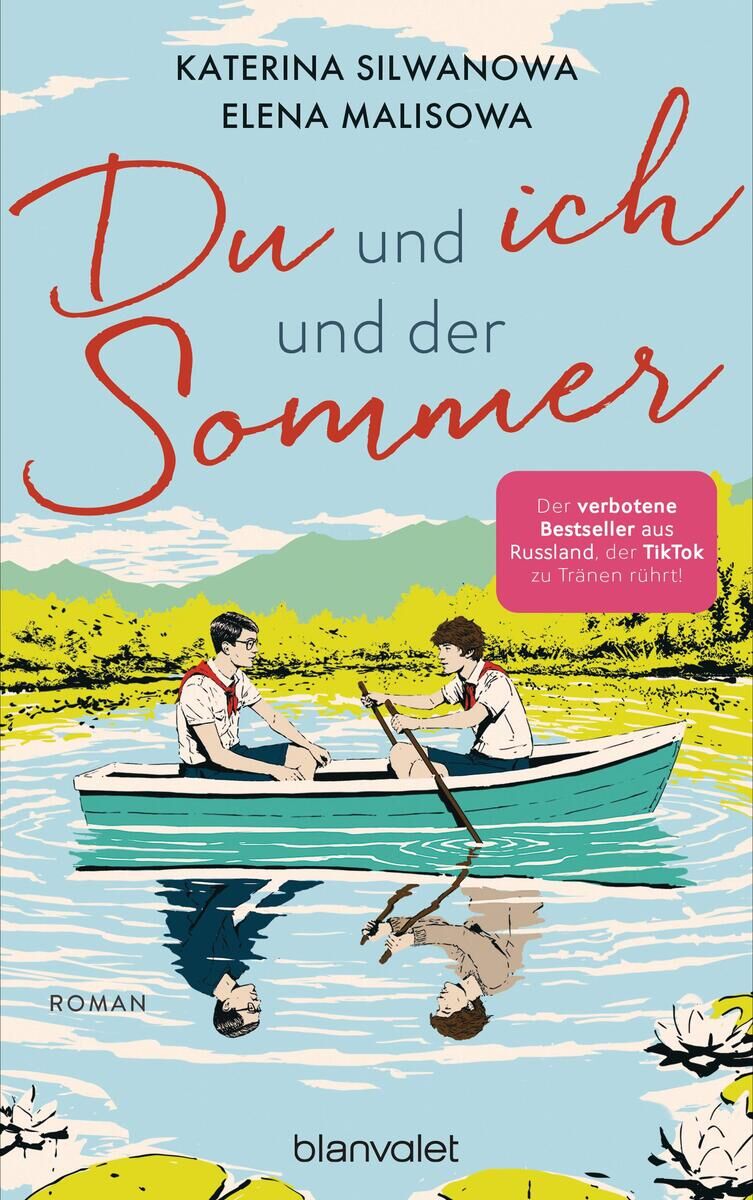Buchcover von 'Du und ich und der Sommer' von Katerina Silwanowa und Elena Malisowa. Zwei junge Menschen sitzen in einem Boot auf einem See, umgeben von Bäumen und Pflanzen. Der Titel ist in roter und schwarzer Schrift geschrieben. Im Hintergrund zeigt der Himmel ein sonniges, blaues Wetter.