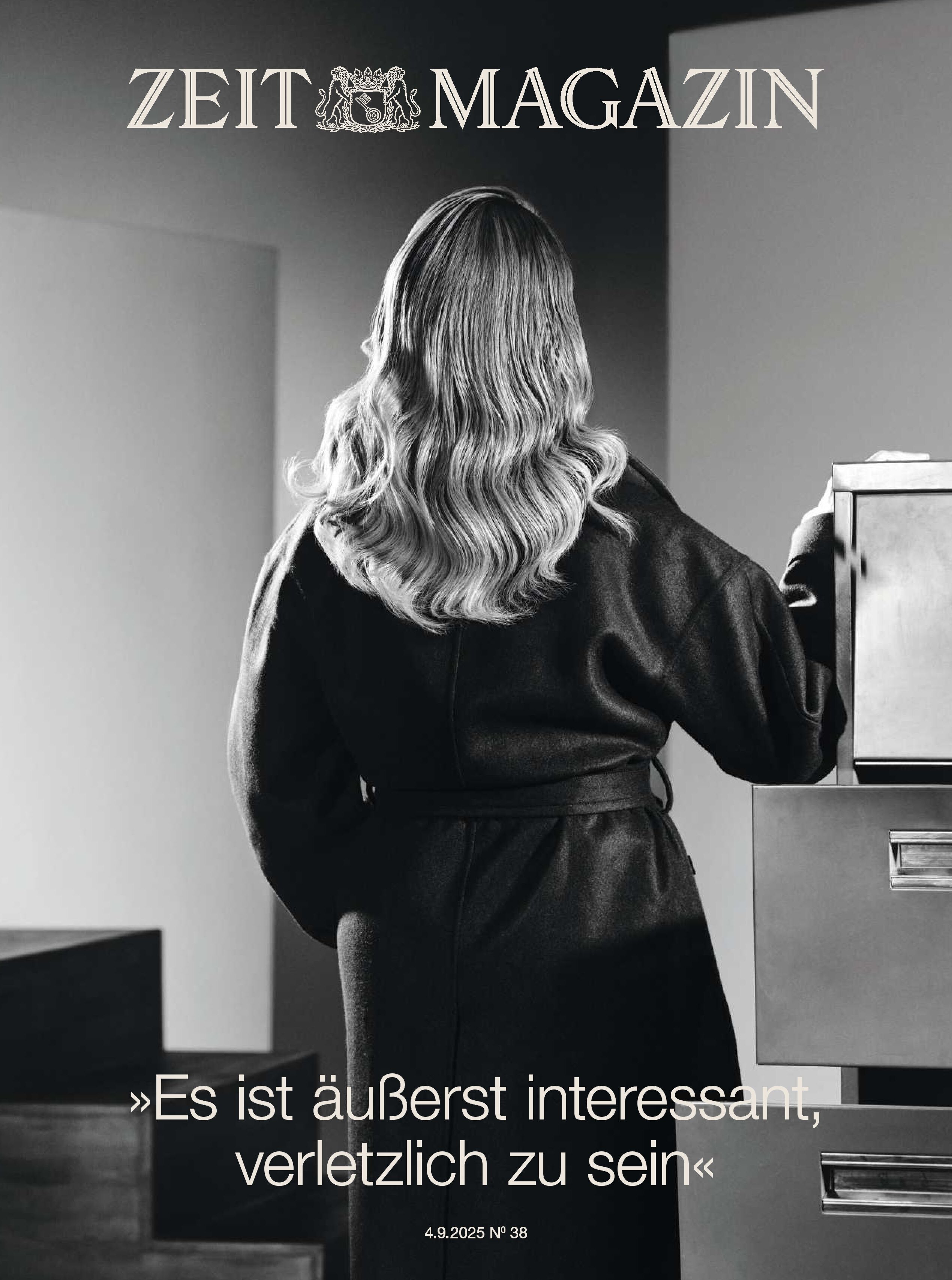 Auf dem Cover des ZEIT Magazins Ausgabe 38/2025 ist eine Frau von hinten zu sehen, die in einem schwarz-weißen Fotostil vor einem Aktenschrank steht. Ihr langes Haar und der dunkle Mantel heben sich kontrastreich vom Hintergrund ab. Über das Bild hinweg ist das Zitat 'Es ist äußerst interessant, verletzlich zu sein' eingeblendet.