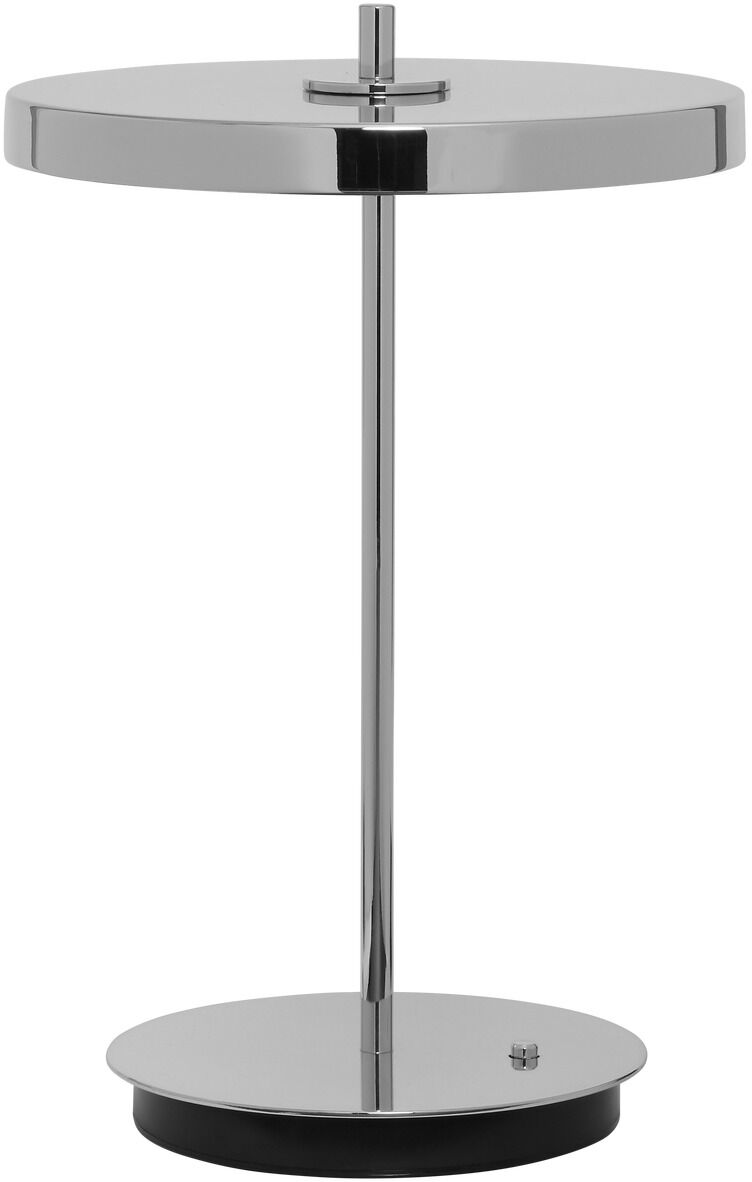 Tischlampe Asteria Move aus poliertem Stahl, modernes und minimalistisches Design mit rundem Lampenschirm und Standfuß, geeignet für verschiedene Einrichtungsstile, abgebildet auf weißem Hintergrund.