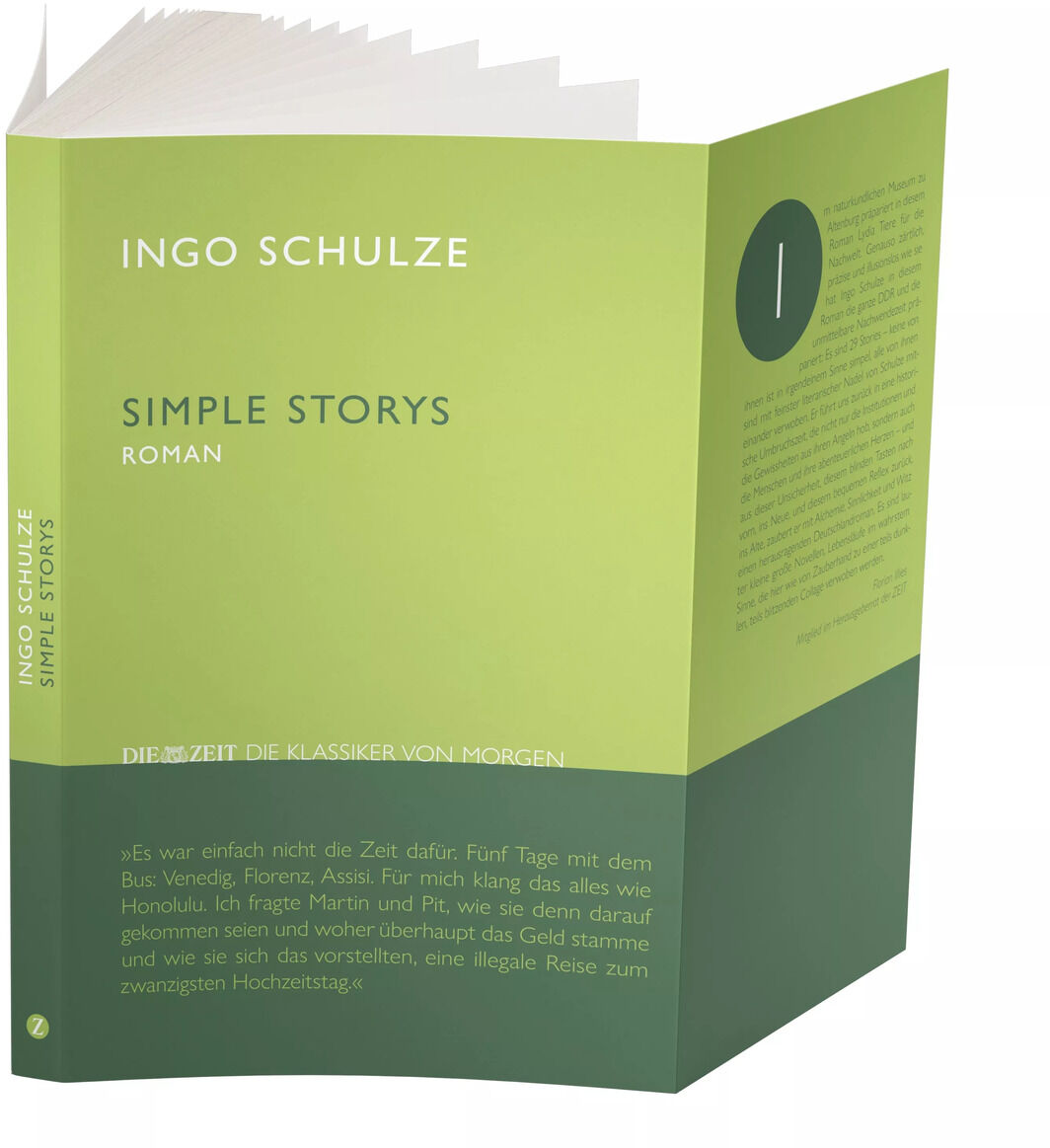 ZEIT-Edition »Die Klassiker von morgen« zeigt ein aufgeschlagenes Buch. Das Cover des Buches ist in hellgrünen und dunkelgrünen Farbtönen gehalten, mit dem Titel 'Simple Storys' und dem Autorennamen 'Ingo Schulze' in weißer Schrift. In der unteren Hälfte des Covers befindet sich eine weitere Zeile in kleinerer Schrift. Die Seiten des Buches sind weiß.