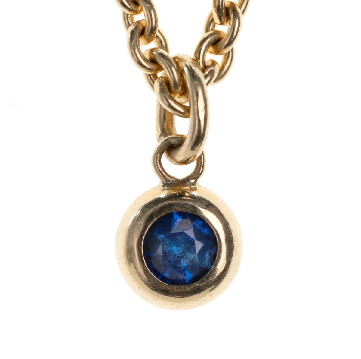 Goldanhänger mit einem blauen Saphir, elegant und luxuriös, geeignet als Geschenk oder für besondere Anlässe.