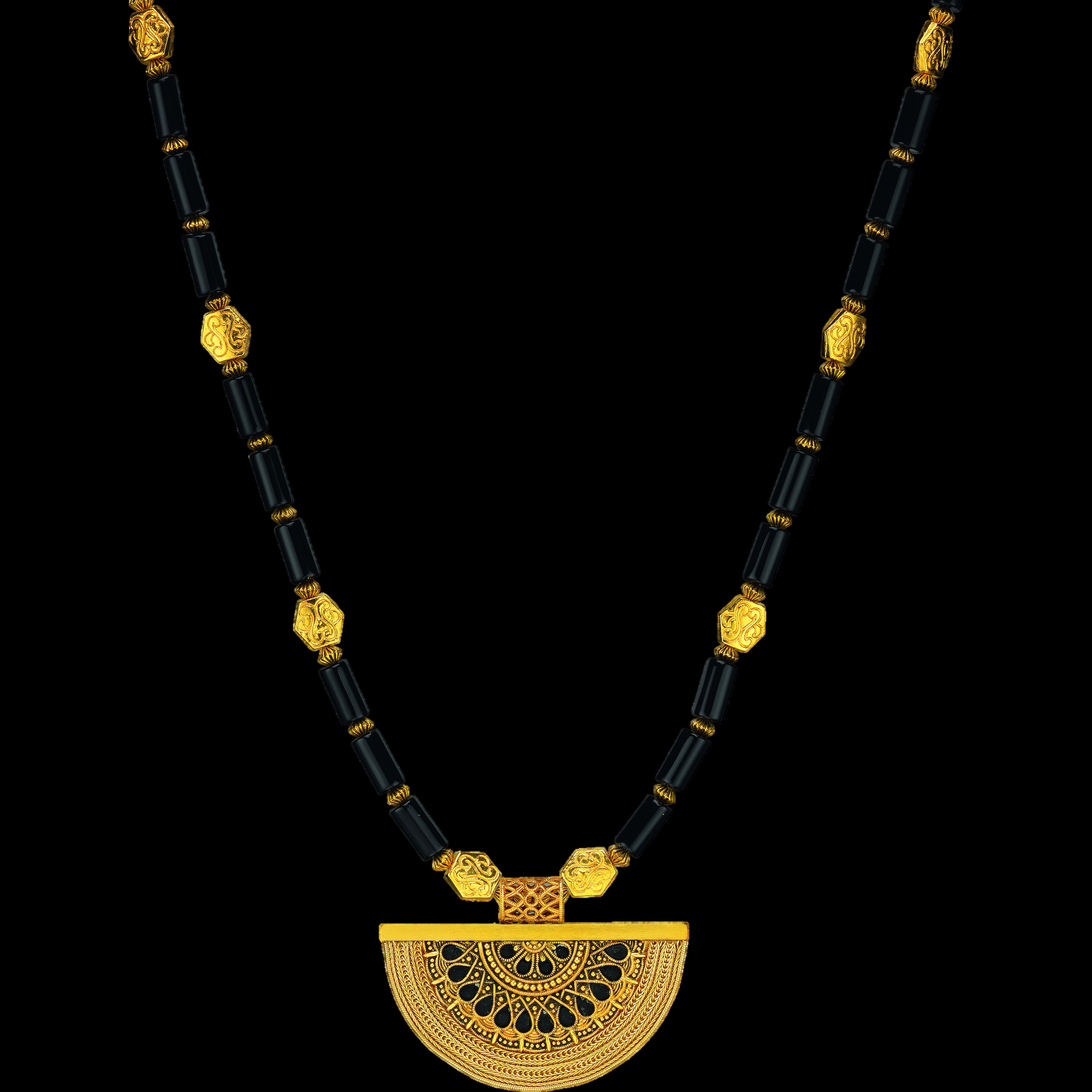 Halbmondförmiges Collier »Tetje« von Petra Waszak nach ägyptischer Tradition: Die Kette kombiniert schwarze Onyx-Perlen mit goldfarbenen, verzierten Zwischenelementen sowie einem großen, vergoldeten und fein gemusterten Anhänger. Kunstvoll und handkoloriert, Länge etwa 52-57 cm.