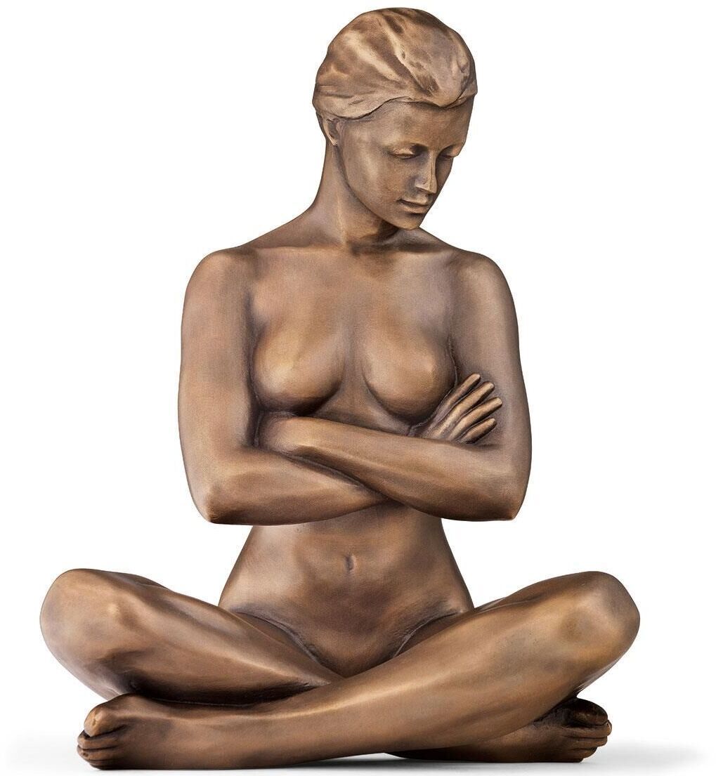 Bild einer bronzenen Skulptur namens 'Harmonie', die eine sitzende weibliche Figur darstellt. Die Figur ist nackt, ihre Beine sind im Schneidersitz gekreuzt und ihre Arme sind vor der Brust verschränkt.