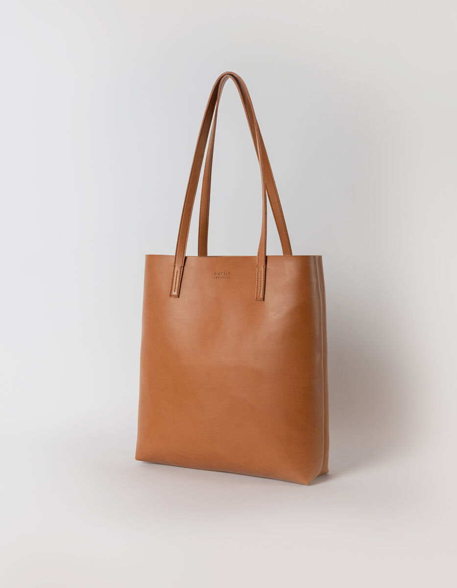 Eine elegante Shopper-Tasche aus braunem Leder mit langen Trägern. Die Tasche hat ein schlichtes, minimalistisches Design ohne sichtbare Applikationen.