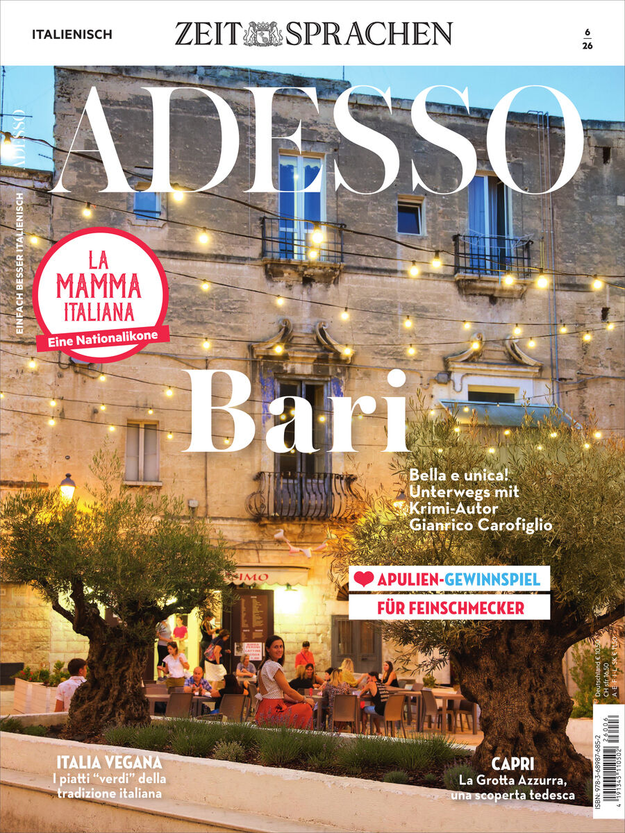 Titelblatt des Adesso Magazins 6/2026 von Spotlight Verlag. Zu sehen ist ein mediterraner Platz in Bari am Abend, beleuchtet von vielen Lichterketten. Sitzende Menschen vor einem Café, Olivenbäume, typische Steinfassade, Titelthemen und Hinweise zum Gewinnspiel sind aufgedruckt.