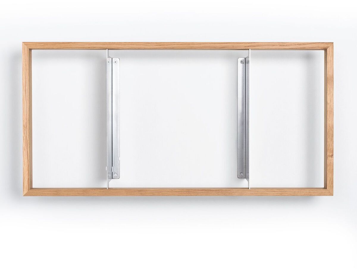 Ein minimalistisches Wandregal mit einem Holzrahmen und silbernen Metallstützen, montiert an einer weißen Wand.