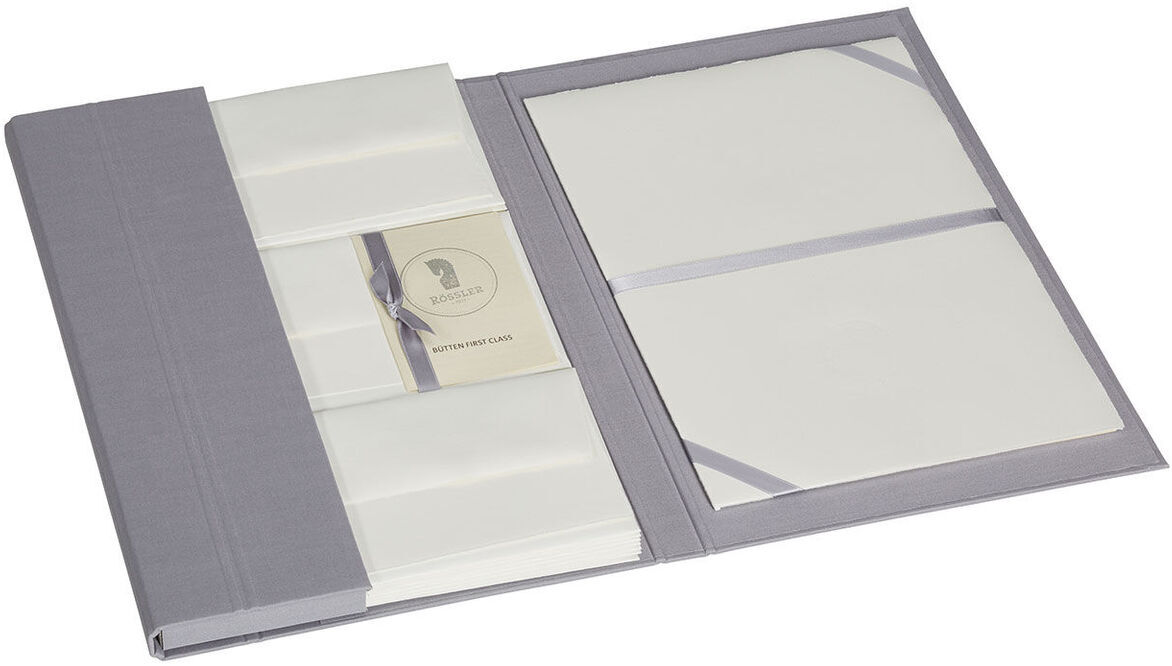 Dieses Produkt ist eine Briefpapiermappe mit hochwertigem Büttenpapier. Die Mappe ist in einem eleganten Grau gehalten und enthält weißes Papier, das durch einen grauen Band zusammengehalten wird.