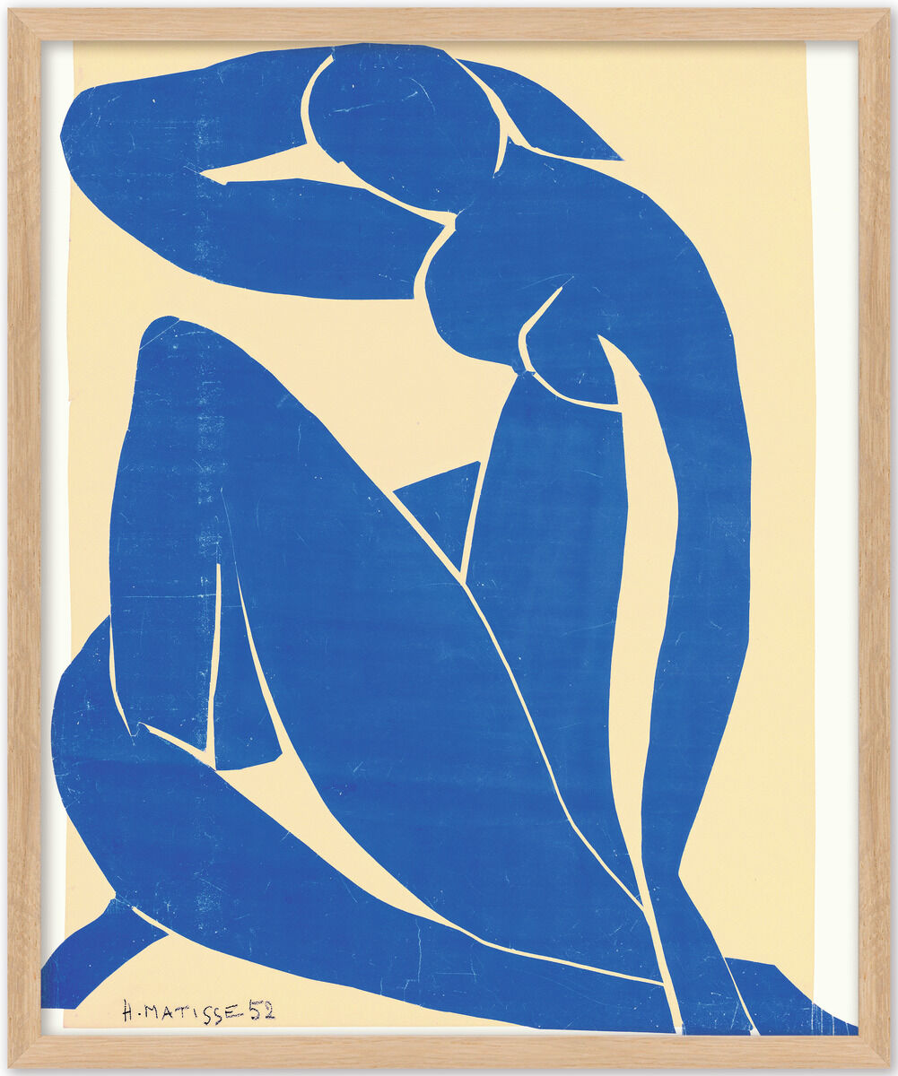Das Bild 'Blauer Akt II' von Henri Matisse aus dem Jahr 1952 zeigt eine abstrakte weibliche Figur in Blau auf einem beigen Hintergrund, eingerahmt in einem schlichten Holzrahmen.