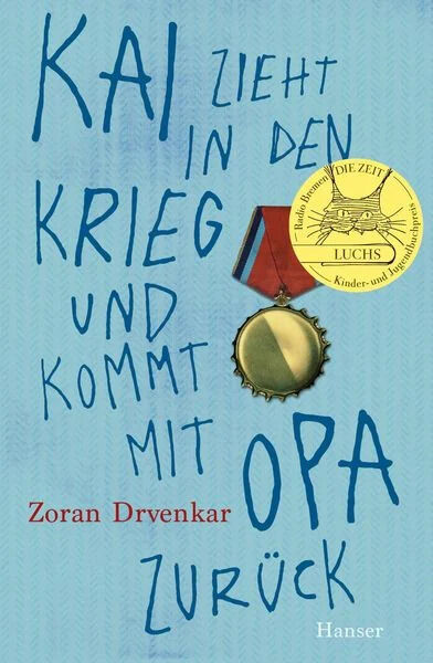 Das Buchcover von 'Kai zieht in den Krieg und kommt mit Opa zurück' von Zoran Drvenkar zeigt den Titel in blauer Schrift auf blauem Hintergrund. Ein Anhänger einer Medaille und ein Aufkleber mit einer Auszeichnung sind ebenfalls abgebildet.