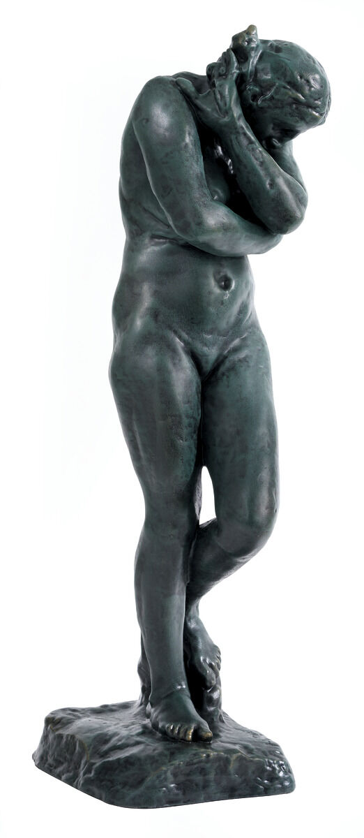 Die detailreiche Skulptur "Eva" von Auguste Rodin ist als Reduktion in Kunstguss gefertigt und zeigt eine stehende Frauenfigur mit geneigtem Kopf und angewinkeltem Arm, die auf einem dunklen Sockel thront. Die Oberfläche glänzt bronzefarben mit fein ausgearbeiteten Konturen.