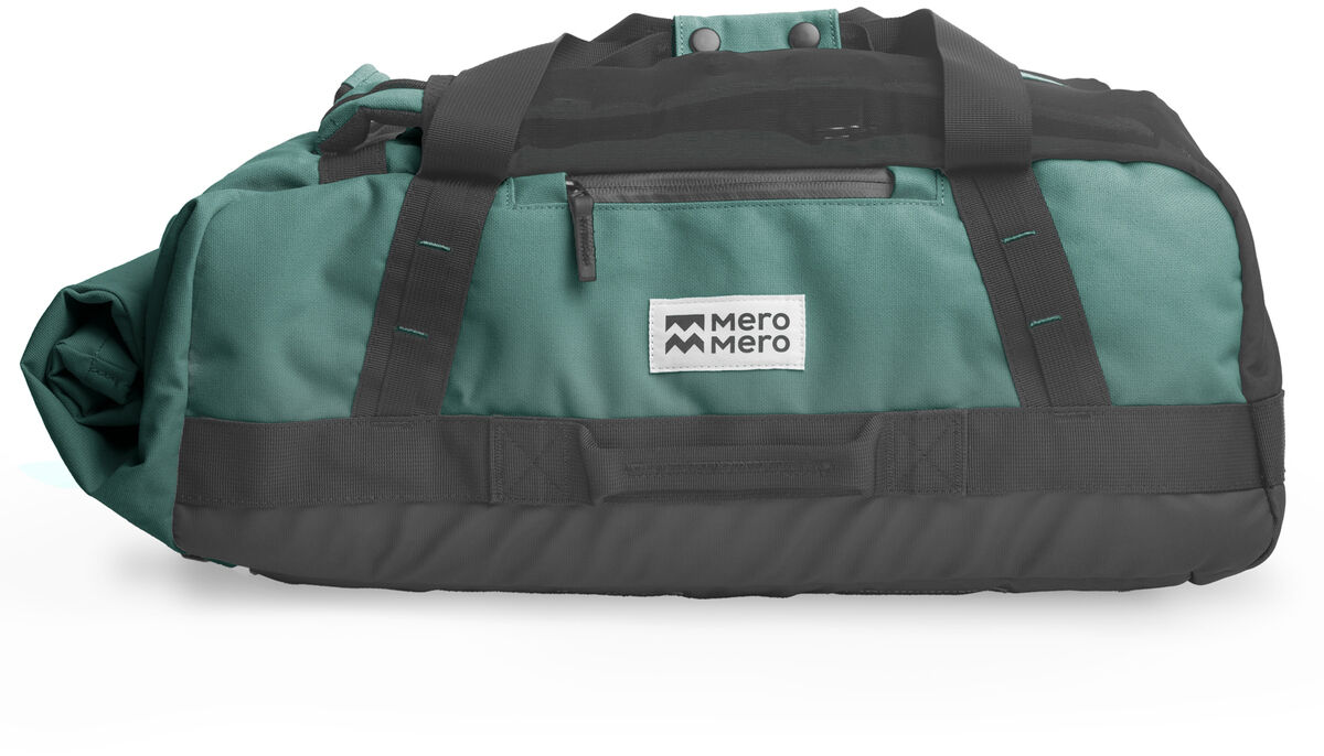 Grüne und schwarze Mini Smögen Duffle Reisetasche mit Reißverschlusstaschen und strapazierfähigen Griffen.