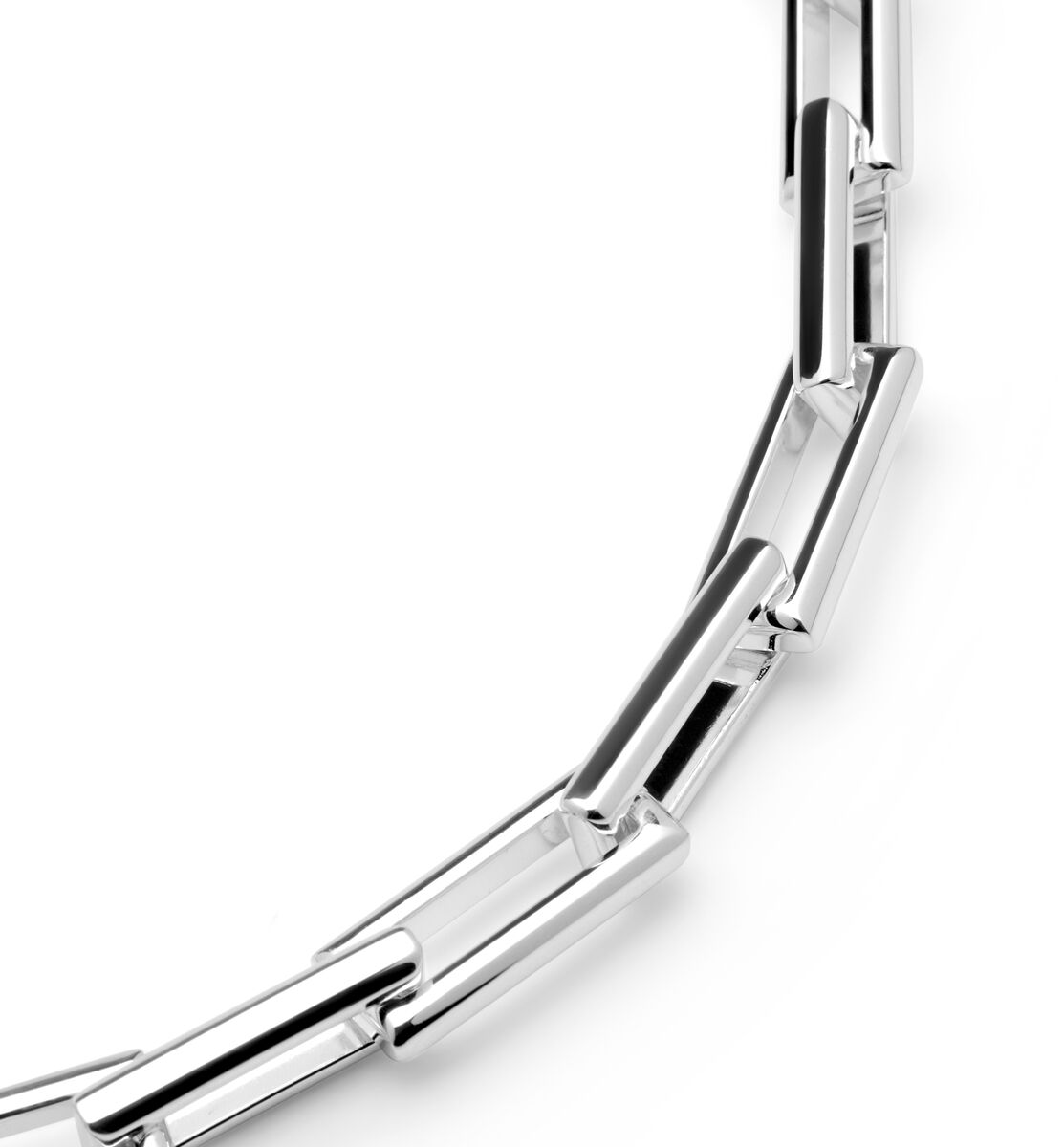Nahaufnahme eines modernen Colliers namens »Traverse«, 42 cm lang, bestehend aus glänzenden, silberfarbenen rechteckigen Gliedern mit minimalistischer Optik, auf weißem Hintergrund fotografiert.