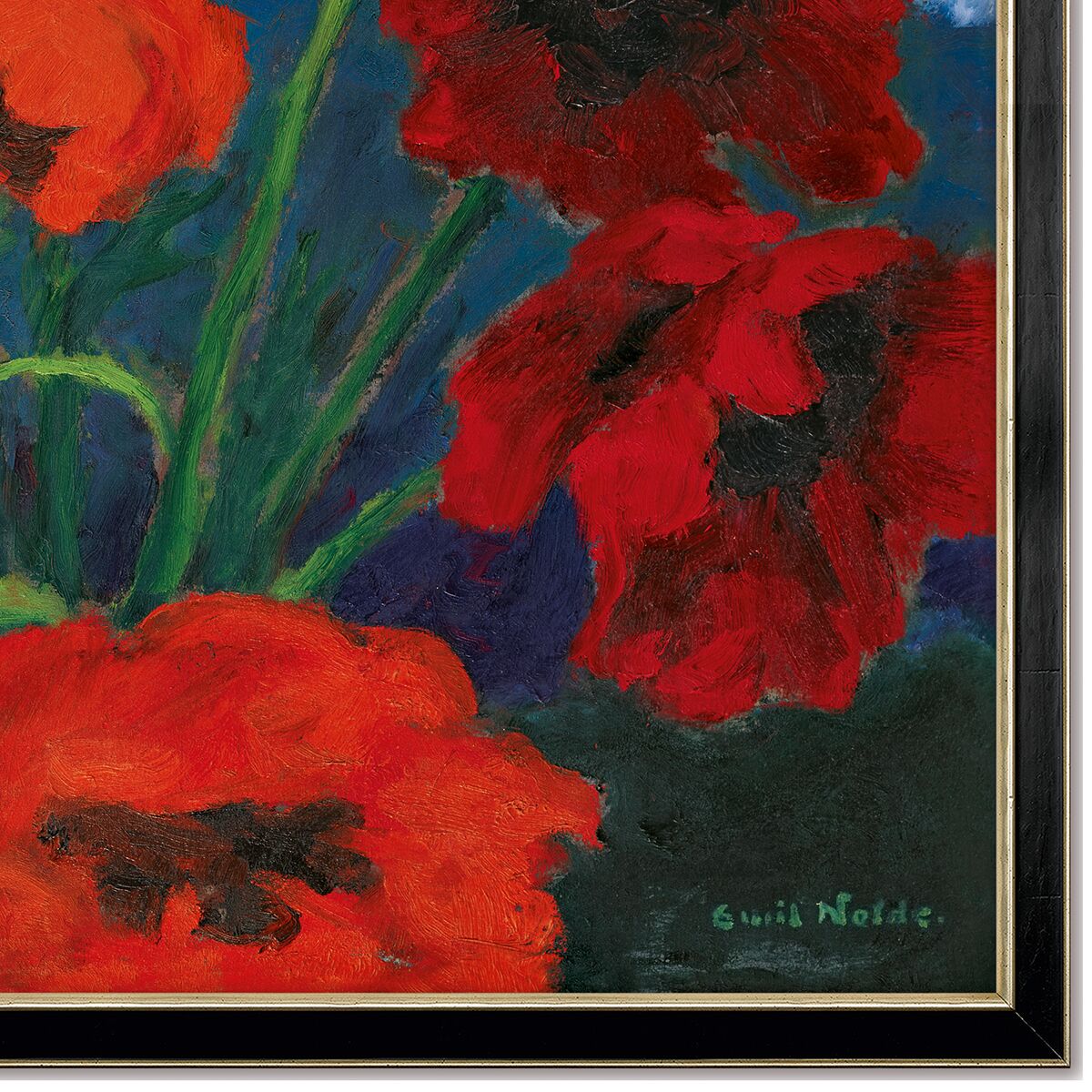 Das Bild zeigt ein Kunstwerk von Emil Nolde mit dem Titel „Großer Mohn (Rot, Rot, Rot)“. Zentrale Motiv sind große, leuchtend rote Mohnblumen mit dunklen Zentren vor einem tiefblauen Hintergrund. Die Blütenblätter leuchten intensiv. Das Gemälde ist auf Leinwand, in einem schwarz-silbernen Rahmen präsentiert.