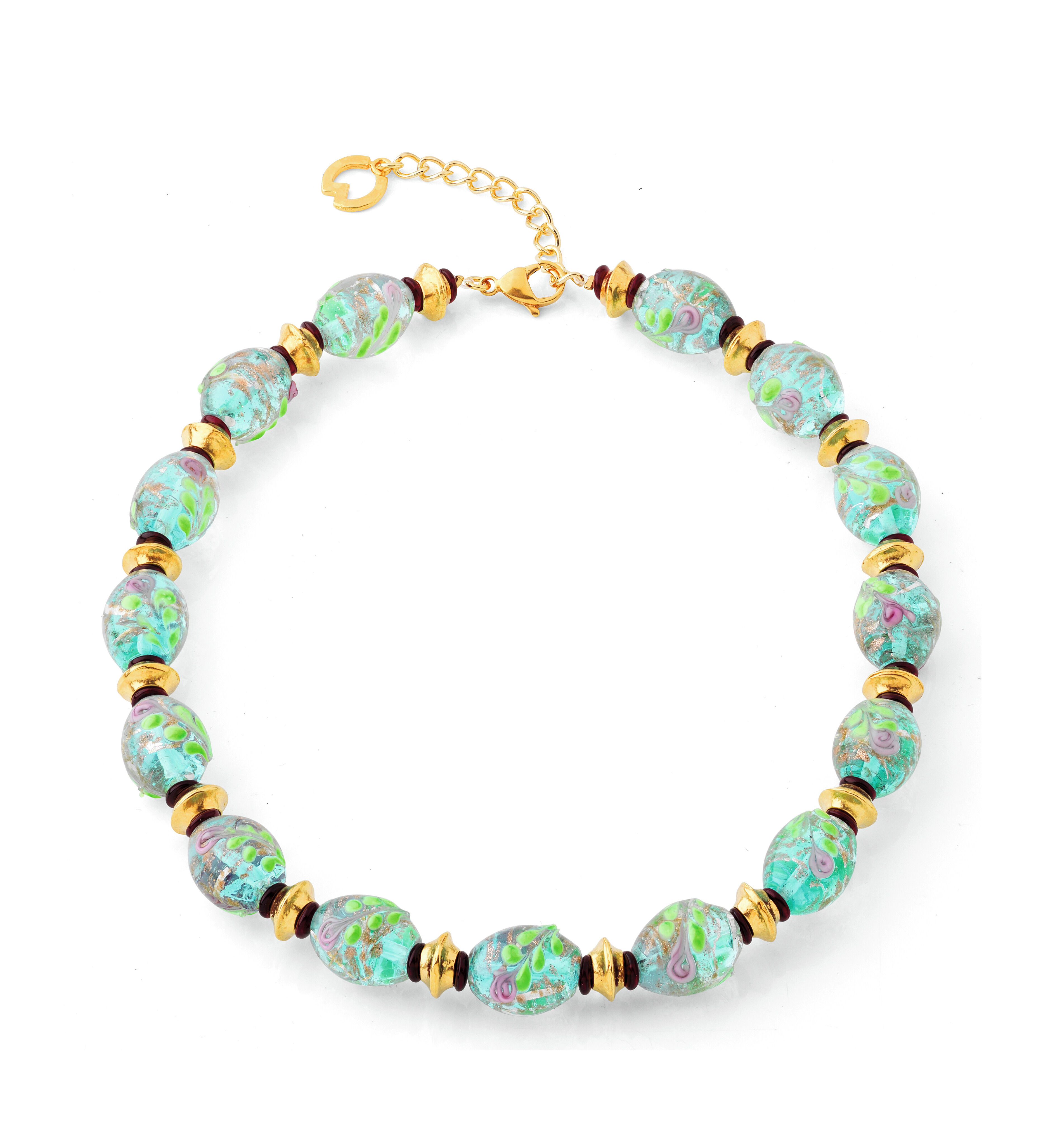 Das Bild zeigt eine elegante Halskette aus der Serie 'Nymphéas' von Petra Waszak. Die Kette besteht aus grün-blauen Glasperlen mit floralen Mustern und goldfarbenen Zwischenteilen sowie einem goldfarbenen Verschluss. Das Design ist kunstvoll und an Monet inspiriert.