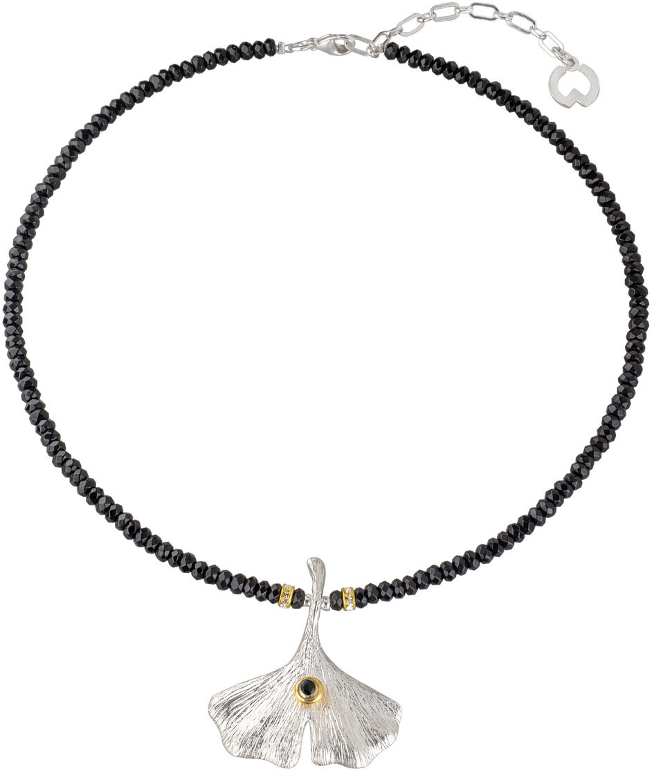 Elegante Halskette mit handgefertigten Gingko-Blatt-Anhänger, verziert mit Onyx und goldenem Detail. Schwarze Perlenkette mit silbernem Verschluss.