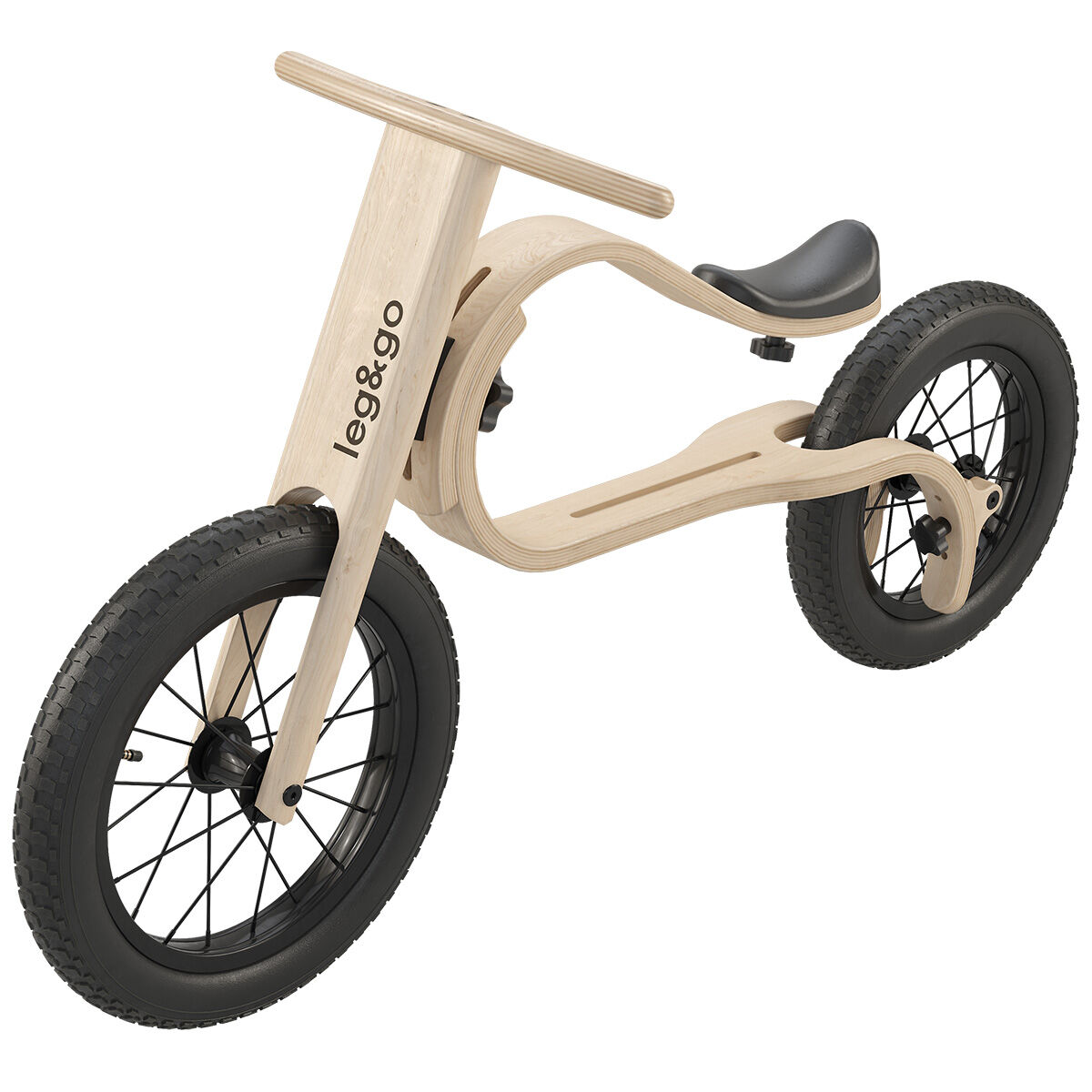 Ein Balance Bike 3in1 aus hellem Holz mit schwarzem Sattel und schwarzen Reifen, geeignet für Kleinkinder, steht aufrecht auf einem weißen Hintergrund. Das Laufrad fördert die motorische Entwicklung und eignet sich als Geschenk für verschiedene Anlässe.