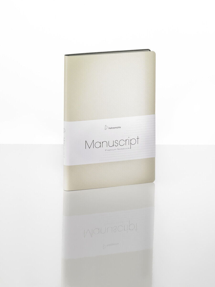 Ein schlichtes, stilvolles Notizbuch namens »Manuscript« im DIN A5 Format mit weißem Umschlag und beiger Rückseite. Perfekt für Studenten, Fachleute und als Geschenk.