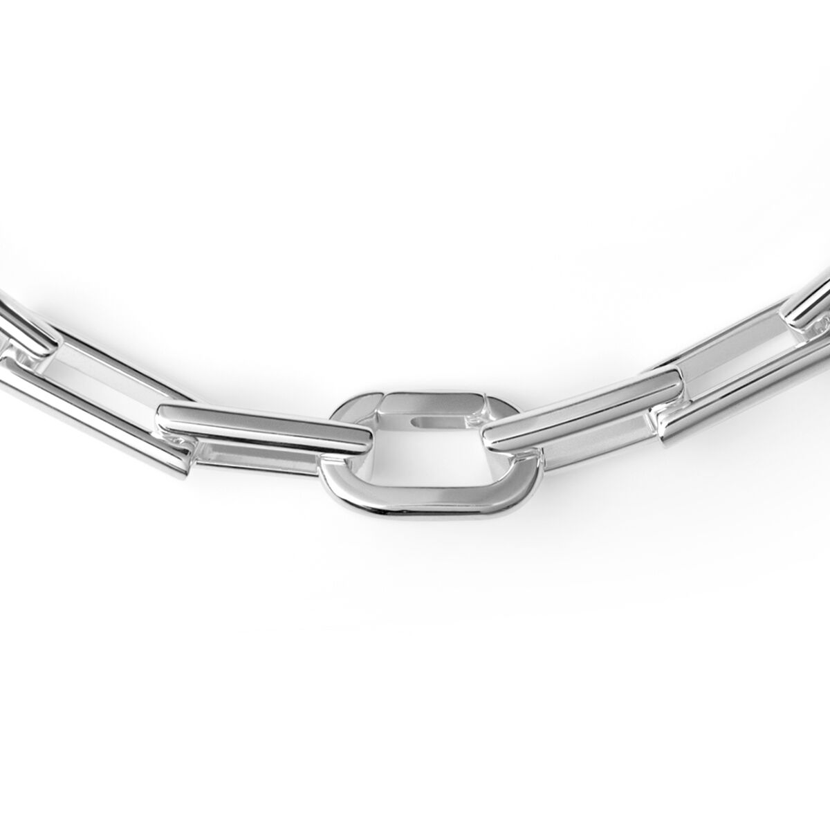 Nahaufnahme eines modernen silberfarbenen Colliers mit geometrischen, rechteckigen Gliedern auf weißem Hintergrund.