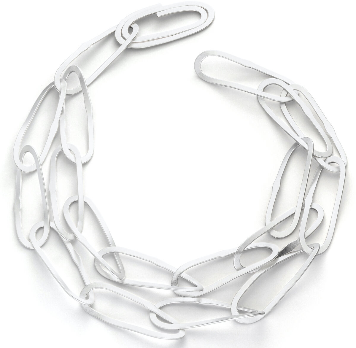 Eine elegante Halskette aus Silber mit wellenförmigen Design, gefertigt aus größeren und kleineren, miteinander verbundenen Gliedern. Die Kette glänzt und hat ein modernes, minimalistisches Aussehen.