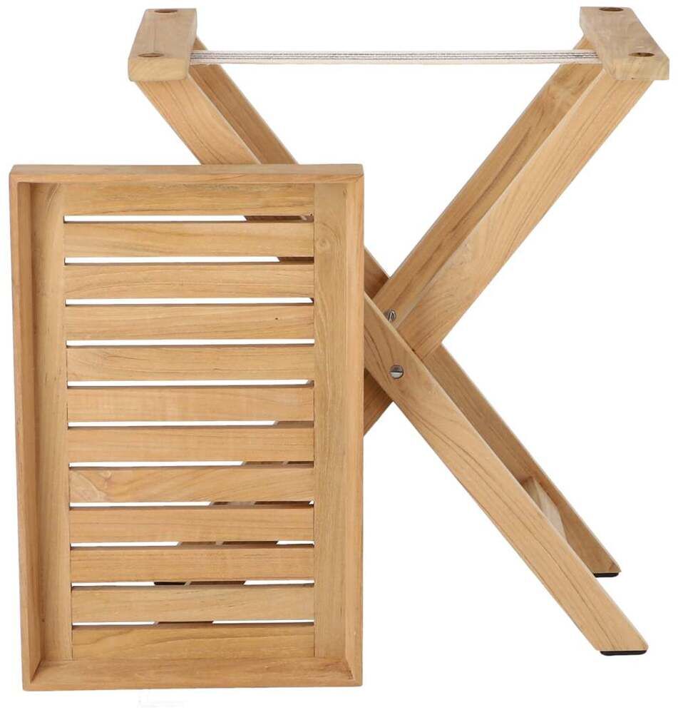 Beistelltisch »Chio« von Jan Kurtz aus recyceltem Teakholz, abgebildet mit klappbarem Untergestell in X-Form und abnehmbarem Tablett mit Lamellenstruktur. Das Holz zeigt sichtbare Maserungen und Astlöcher, die jedes Möbelstück zum Unikat machen. Modern und praktisch.