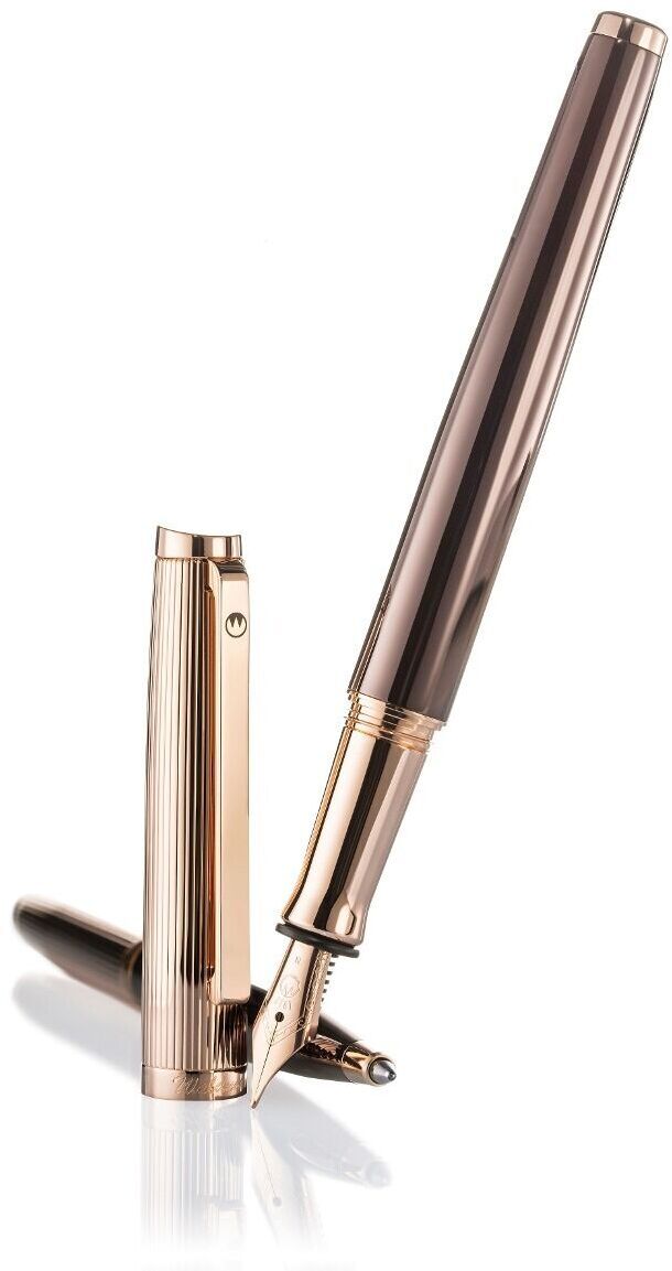 Ein eleganter Füllfederhalter mit einer Edelstahlfeder, bekannt als »Tuscany«. Der Stift hat ein stilvolles Roségold-Metallfinish und ein modernes Design. Er ist aufrecht stehend mit der Kappe daneben abgebildet.