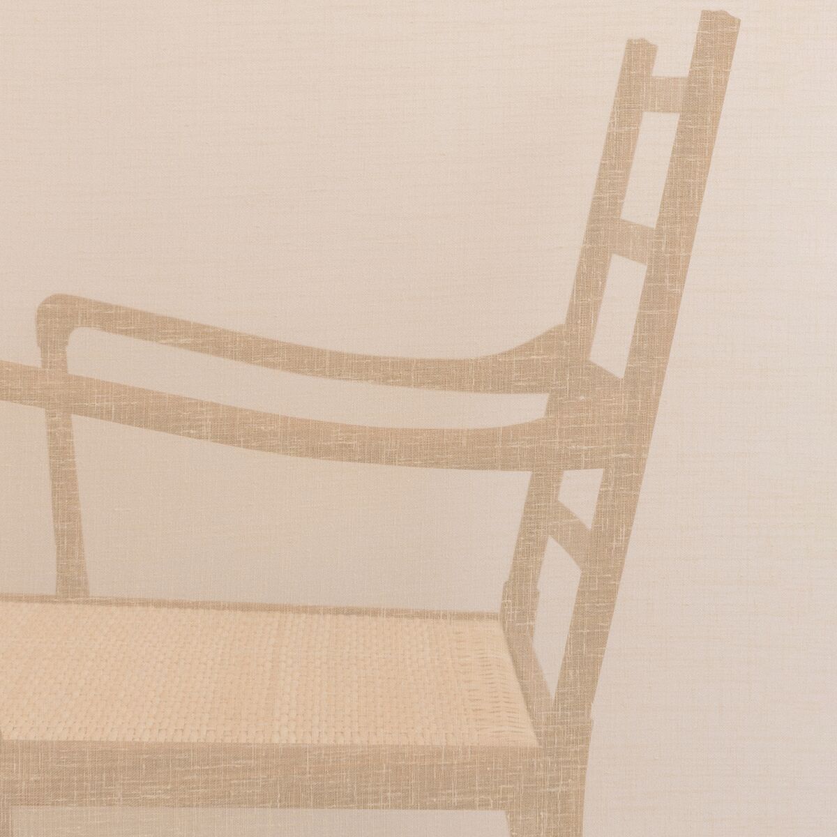 Das Bild zeigt einen klassischen Designstuhl mit Armlehnen aus hellem Holz und einem Sitz aus gewebtem Material. Der Stuhl steht vor einem neutralen Hintergrund und hebt sich durch seine minimalistischen und klaren Linien hervor. Das Möbelstück verkörpert skandinavisches Design und Handwerkskunst.