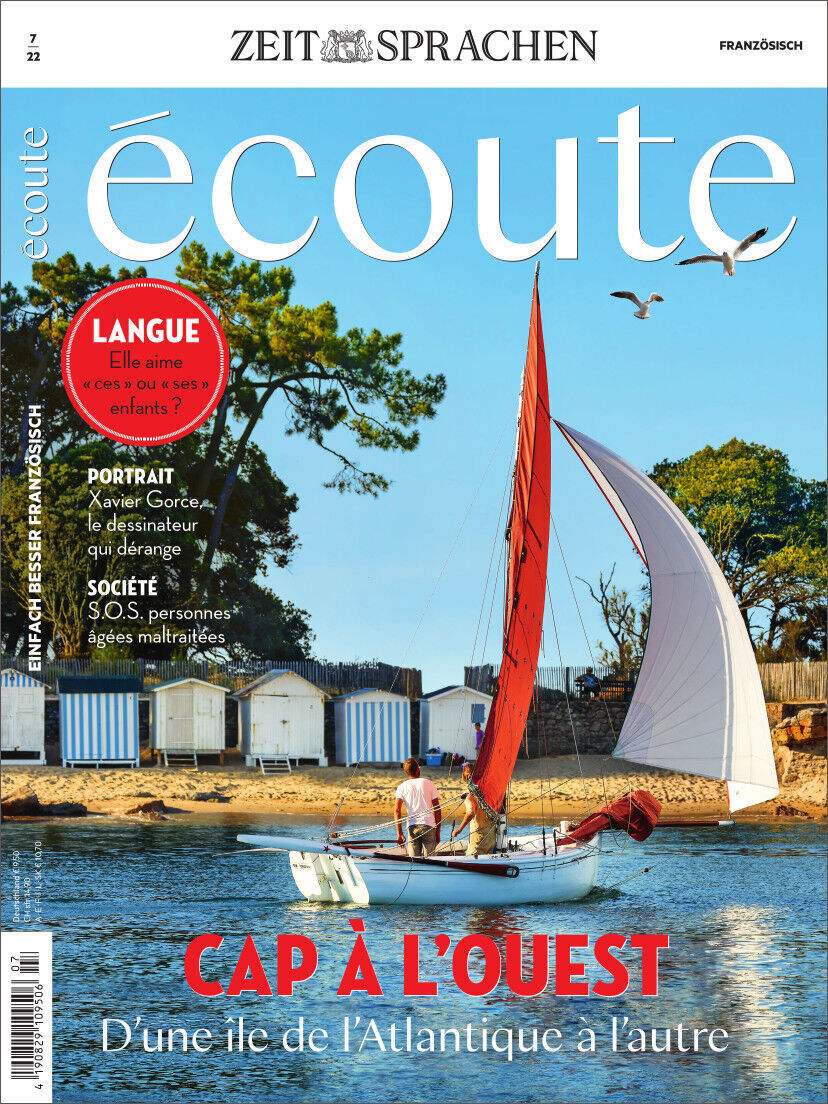 Cover der Zeitschrift Écoute Heft 07/2022 mit einem Bild von Segelbooten vor einer Küste. Der Himmel ist blau, und im Hintergrund befinden sich Bäume sowie weiße Häuser. Der Titel des Magazins und mehrere Artikelthemen sind auf Französisch geschrieben.
