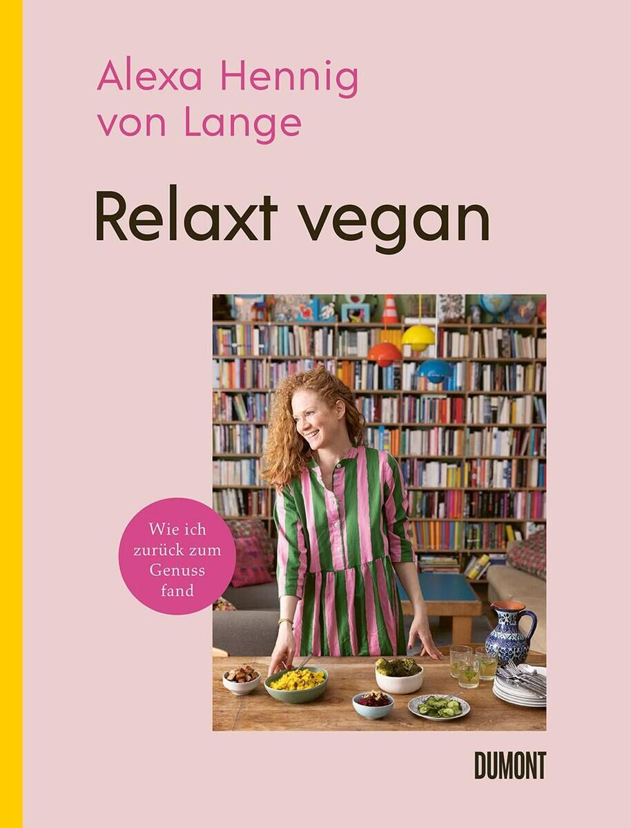 Ein Buch mit dem Titel 'Relaxt vegan' von Alexa Hennig von Lange. Das Cover zeigt eine lachende Frau in einem gestreiften rosa-grünen Kleid in einer Küche mit verschiedenen Gerichten und einer Bücherwand im Hintergrund.