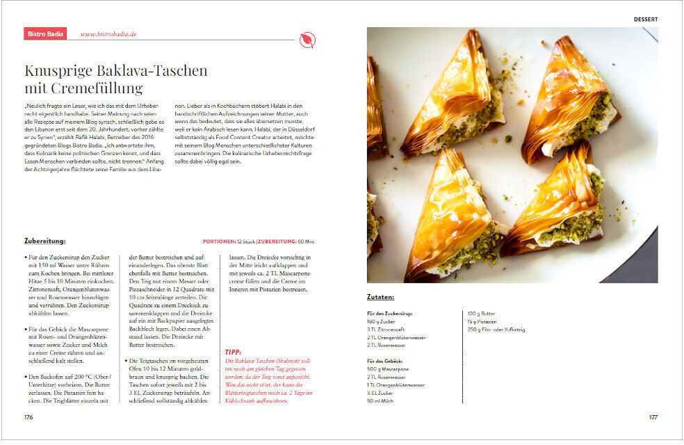 Auf der Doppelseite eines Kochbuchs sind Rezept und Bilder von knusprigen Baklava-Taschen mit Cremefüllung zu sehen. Das Design ist sauber und modern mit weißem Hintergrund und goldenen sowie grünen Akzenten.