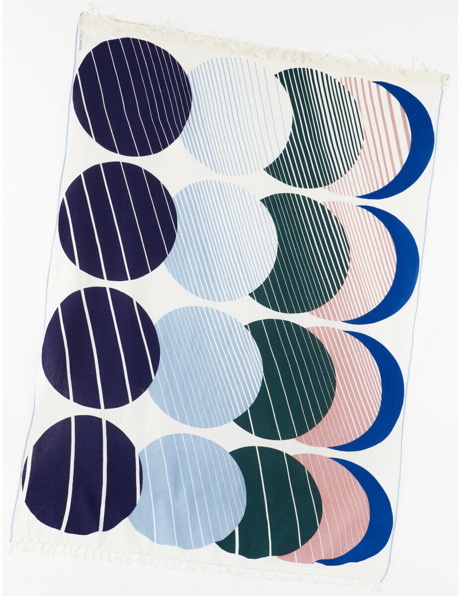 Ein modernes Strandtuch mit geometrischen Mustern in den Farben Blau, Weiß, Grün, Rosa und Schwarz. Das Design zeigt abwechselnde Kreise und Streifen in verschiedenen Farbtönen, ideal für einen stilvollen Strand- oder Badeurlaub.